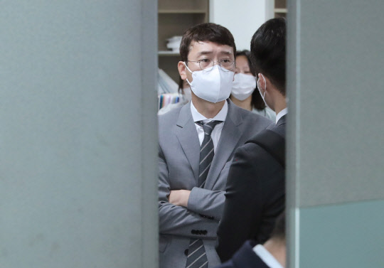 지난 9월10일 윤석열 전 검찰총장에게 제기된 이른바 '고발 사주' 의혹과 관련해 지난해 4·15 총선 당시 당내로 고발장을 전달한 의혹을 받는김웅 국민의힘 의원이 서울 여의도 국회 의원회관 사무실에서 압수수색 나온 고위공직자범죄수사처 수사관들에게 항의하고 있다.국회사진기자단·연합뉴스